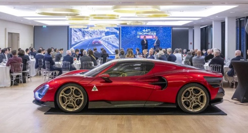 Alfa Romeo 33 Stradale vence o Trofu de Design atribudo pela L'Automobile Magazine