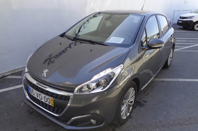Peugeot 208 Signature 1.2 82CV 5P Peugeot 208 Signature 1.2 82CV 5P