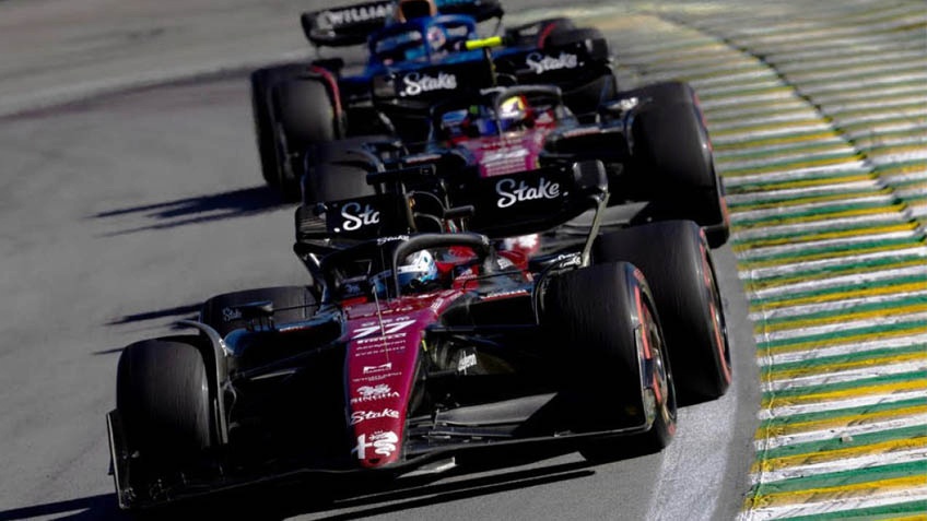 Alfa Romeo F1 Team Stake estava na luta pelos pontos quando os dois pilotos abandonaram o GP do Brasil