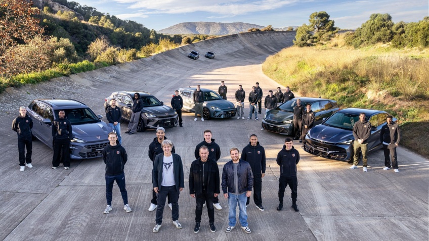 Jogadores do FC Barcelona personalizam os seus novos CUPRA durante uma experincia de conduo cheia de adrenalina no Circuito Terramar