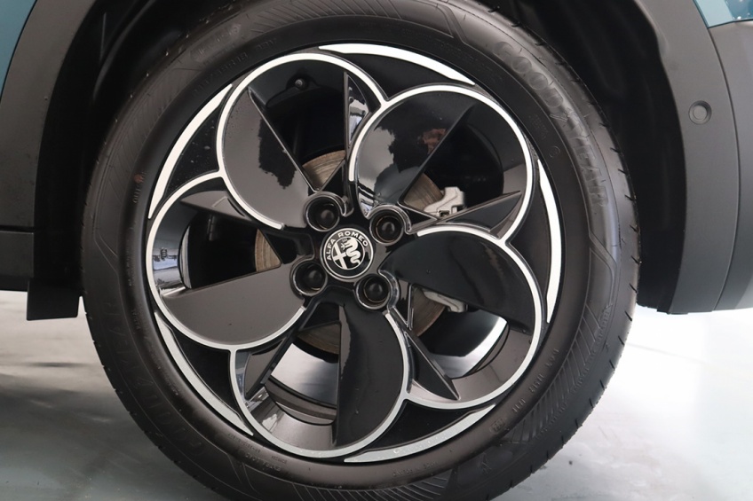 Alfa Romeo Junior Elettrica Speciale 156Cv 50kWh FWD