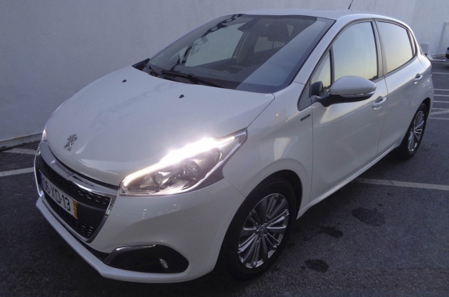 Peugeot 208 Signature 1.2 82CV 5P Peugeot 208 Signature 1.2 82CV 5P