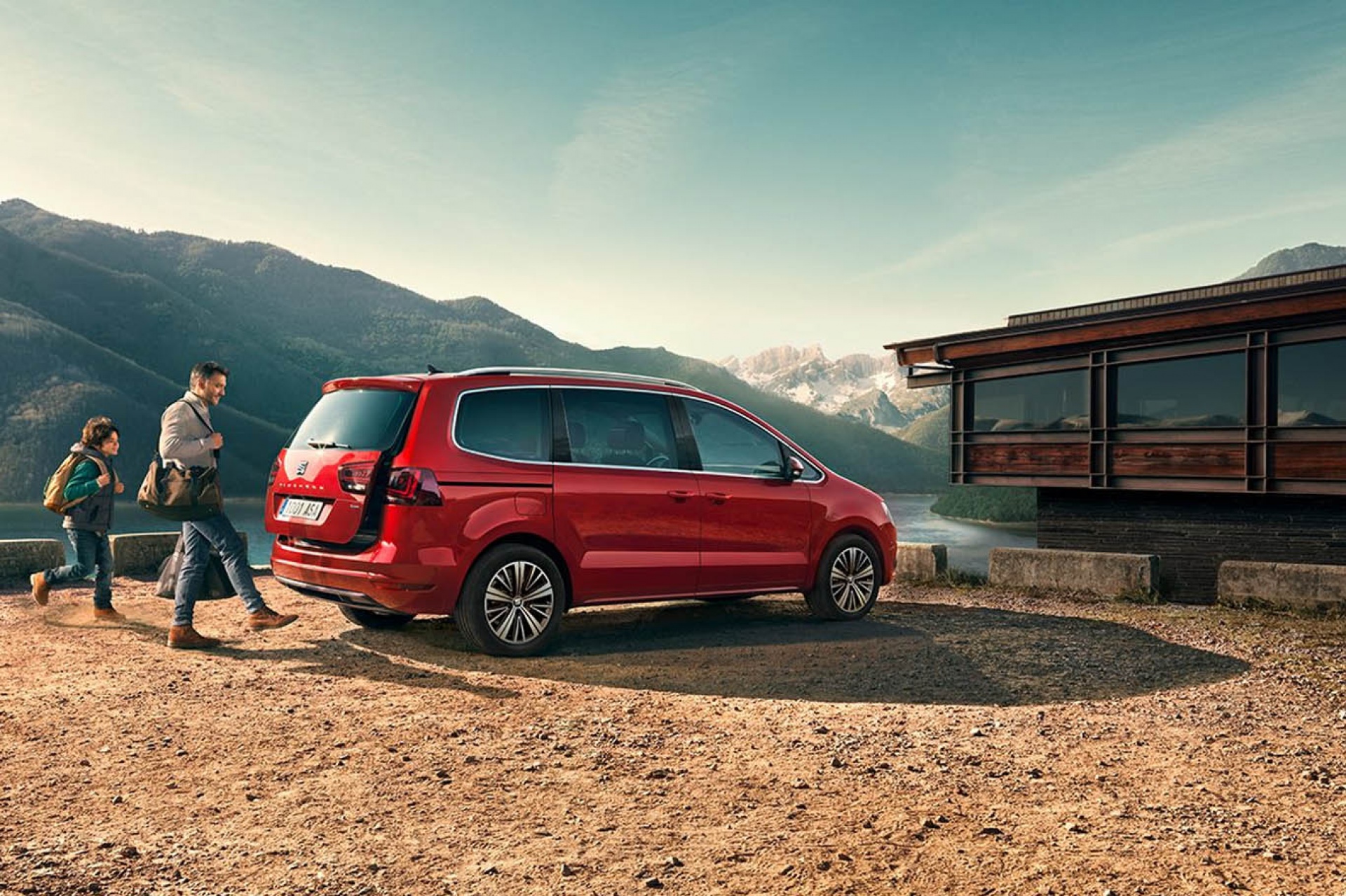 Купить хороший семейный автомобиль. Seat Alhambra 2022. Семейный автомобиль. Семейная машина. Лучший семейный автомобиль 7 мест.