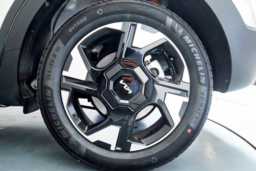 Kia STONIC 1.0T-GDi 6MT DRIVE