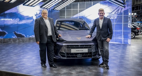 CUPRA revela o CUPRA Terramar aos colaboradores da Audi Hungria que estarão envolvidos na sua produção