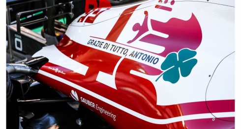 Alfa Romeo - Uma decoração com mensagens para os pilotos Kimi Räikkönen e Antonio Giovinazzi no GP de Abu Dhabi Alfa Romeo - Uma decoração com mensagens para os pilotos Kimi Räikkönen e Antonio Giovinazzi no GP de Abu Dhabi