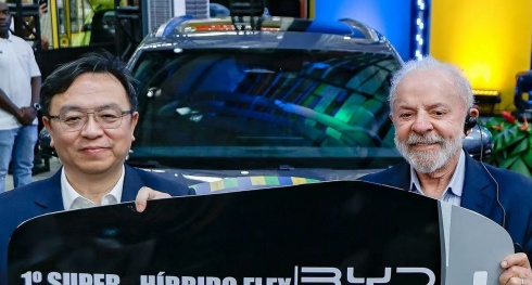 A BYD atinge produção de 14 milhões de veículos e revela o revolucionário Super Híbrido Plug-in com tecnologia de biocombustível. A BYD atinge produção de 14 milhões de veículos e revela o revolucionário Super Híbrido Plug-in com tecnologia de biocombustível.